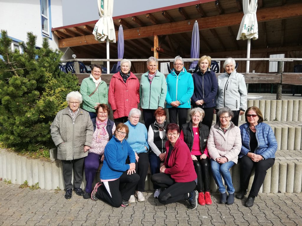 Gruppenfoto der Seniorengymnastik des SV Miesbach vor dem Sportheim