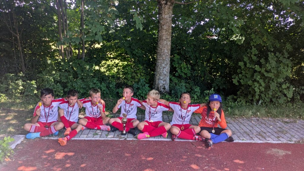 Die F-Jugend des SV Miesbach gönnt sich nach dem Turnier ein Eis