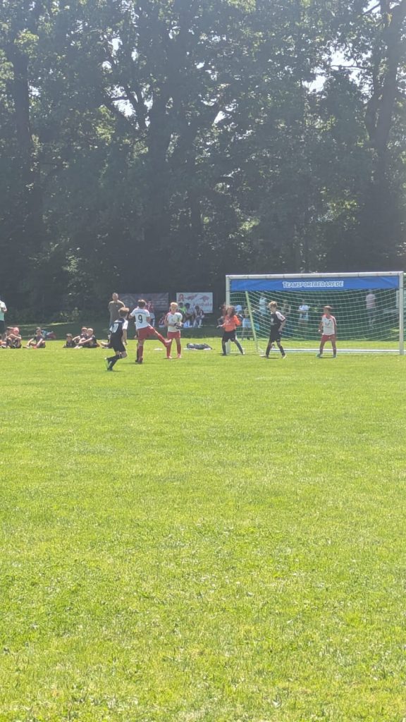 Spielszene vom F-Jugend-Turnier in Wall: der SV Miesbach im Angriff