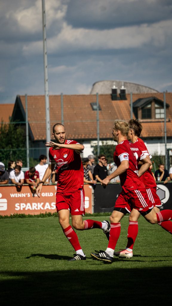 Spieler des SV Miesbach jubeln nach Ricardo Pindados Treffer zum 1:2 beim TuS Holzkirchen