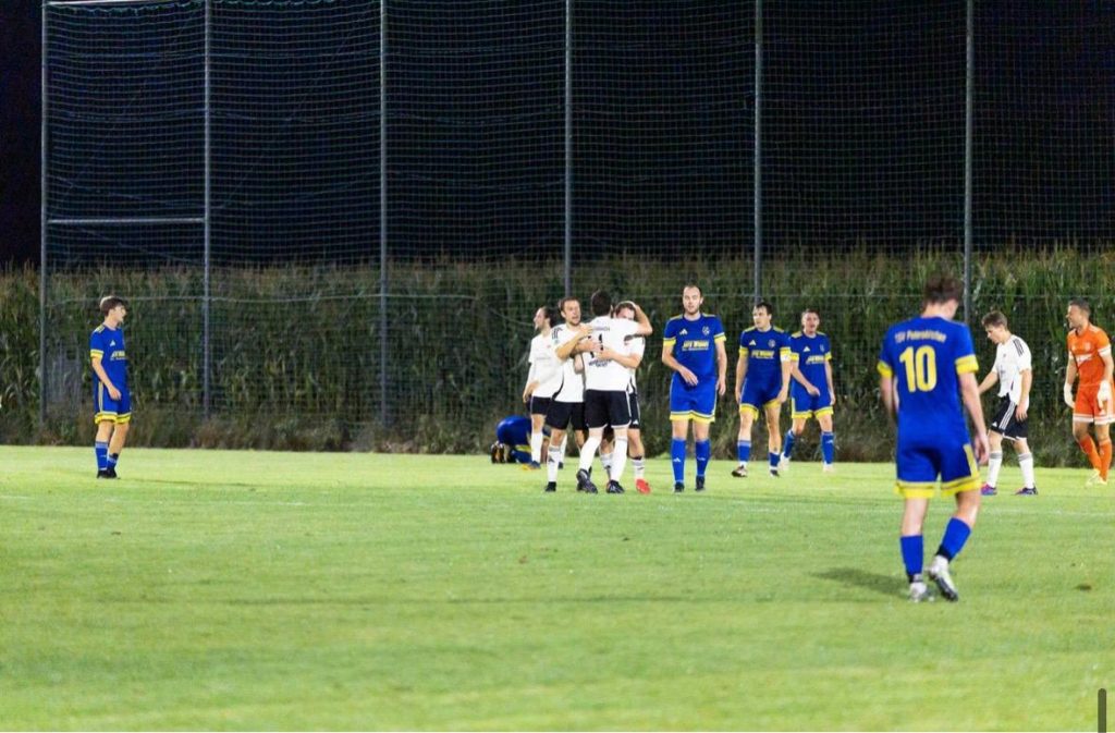 Spieler des SV Miesbach in weißen Trikots jubeln nach Jakob Hintersehers Treffer zum 1:0 in Peterskirchen