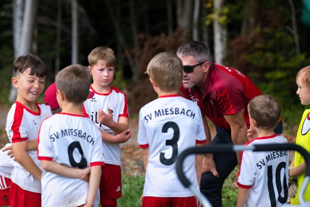Die F1 des SV Miesbach bespricht sich am Spielfeldrand in Waakirchen mit dem Trainer
