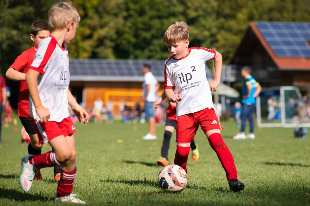 Ein Spieler der F1 des SV Miesbach führt den Ball beim Turnier in Waakirchen