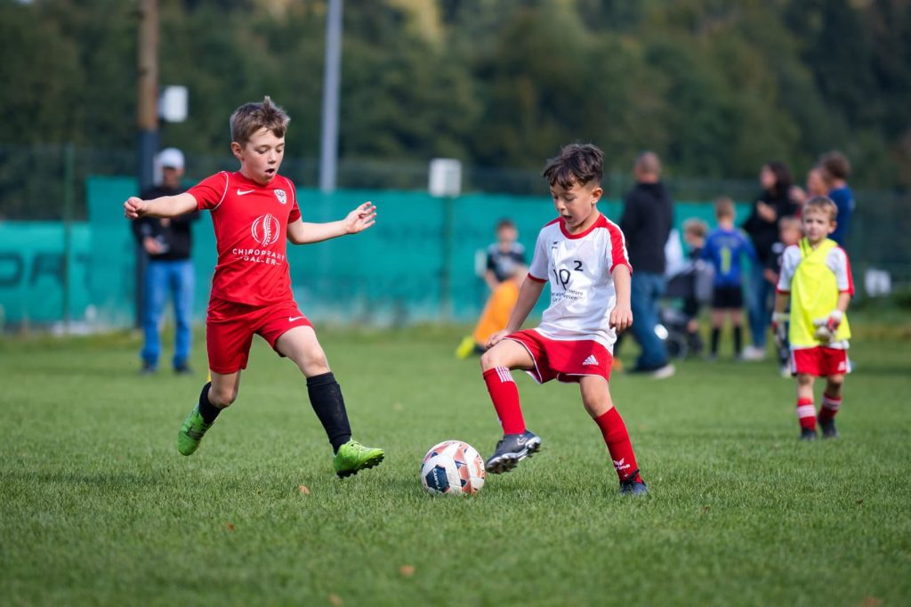 Zweikampf um den Ball beim F-Jugend-Turnier in Waakirchen
