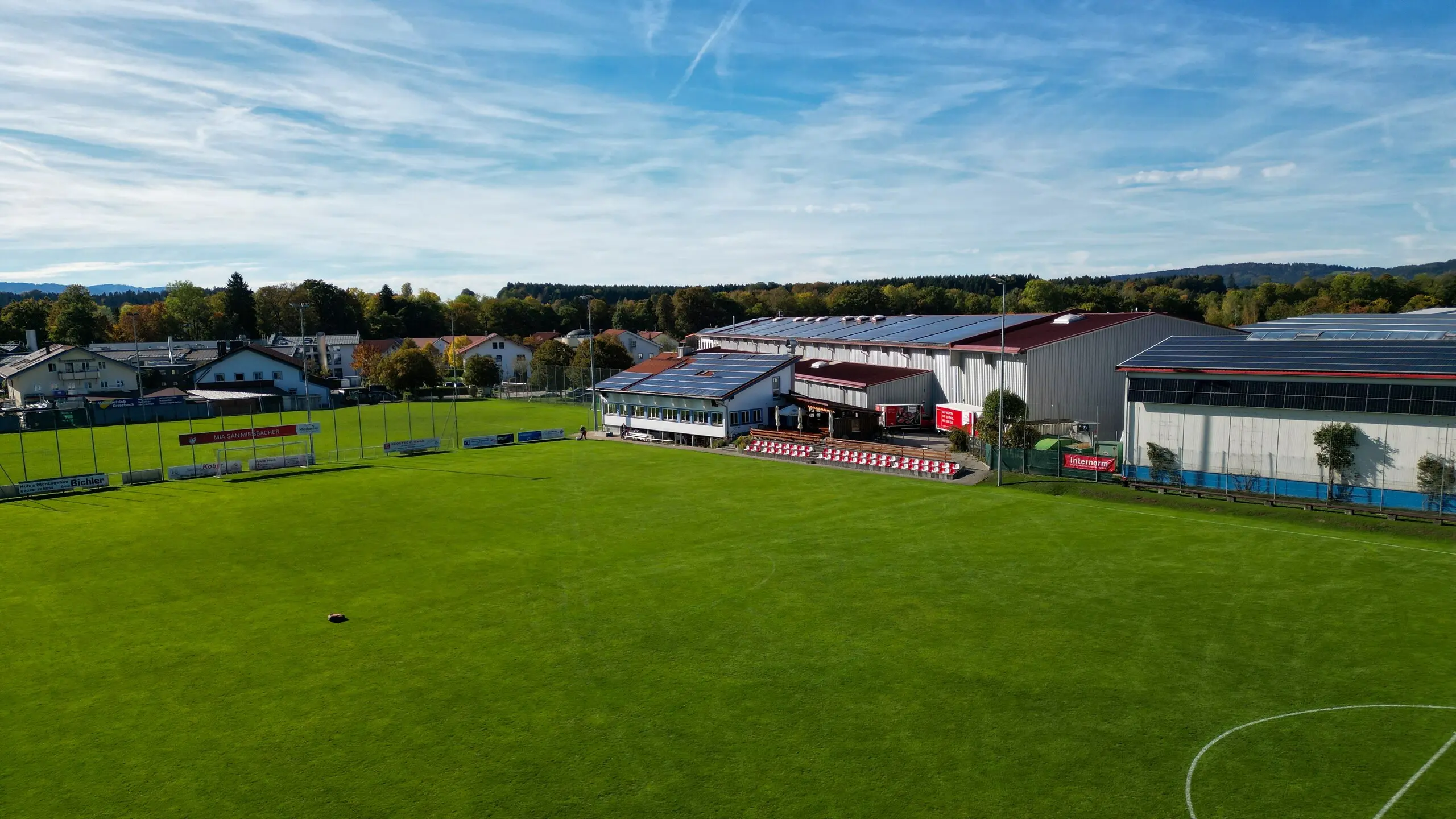 Hauptplatz aus der Luft, gegenüber Tribüne und Vereinsheim