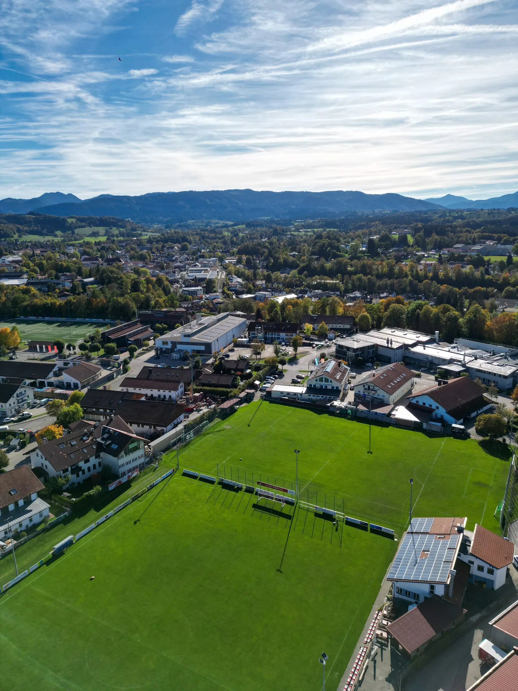 Sportanlage Am Windfeld aus der Luft mit Miesbach und den Bergen
