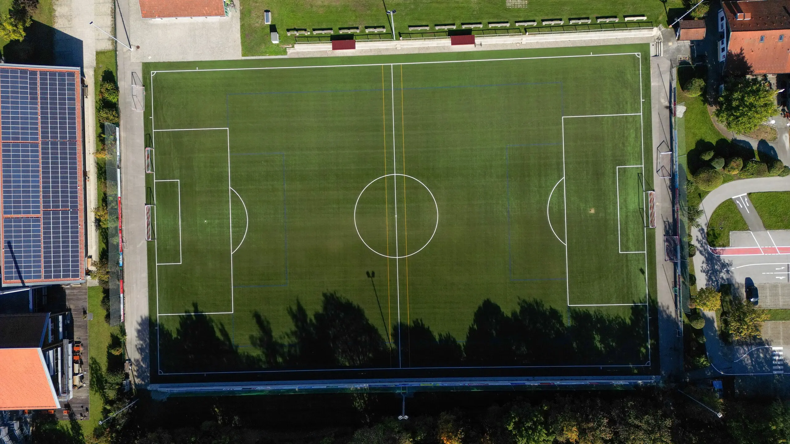 Kunstrasenplatz der Senator-Voigt-Sportanlage senkrecht von oben