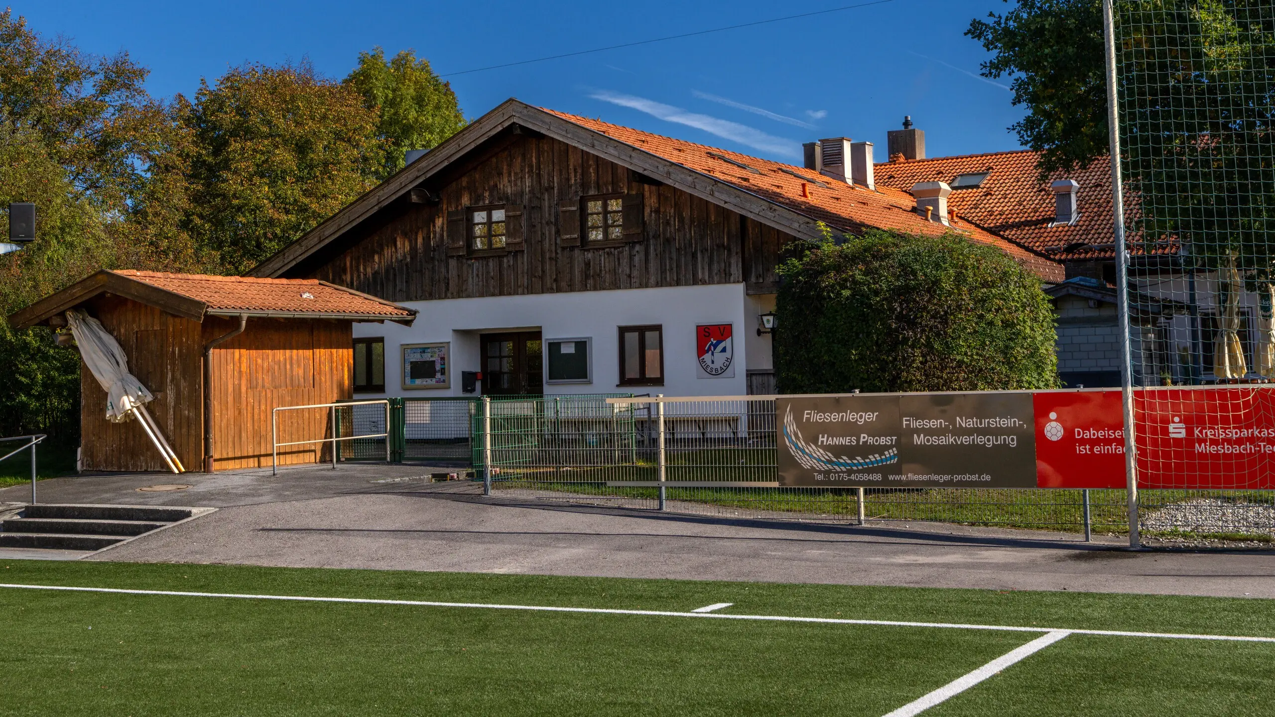 FC-Vereinsheim mit Stüberl am Kunstrasen