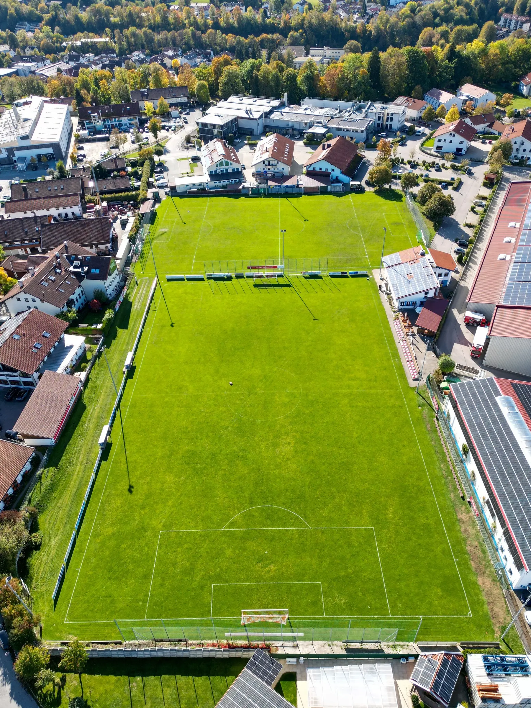 Sportanlage Am Windfeld aus der Luft: vorn der Hauptplatz, dahinter der Nebenplatz, rechts das Vereinsheim