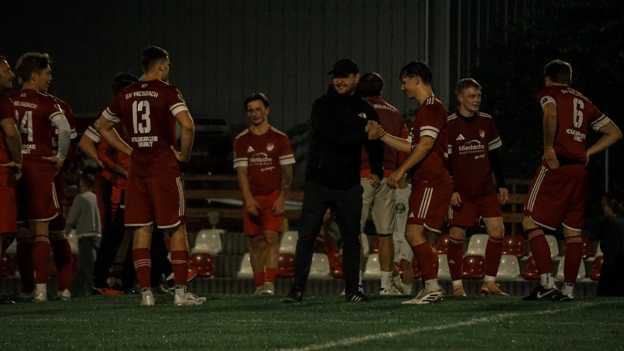 Sieben Tore in Bad Tölz: Zweite gewinnt 4:3 und bleibt dran