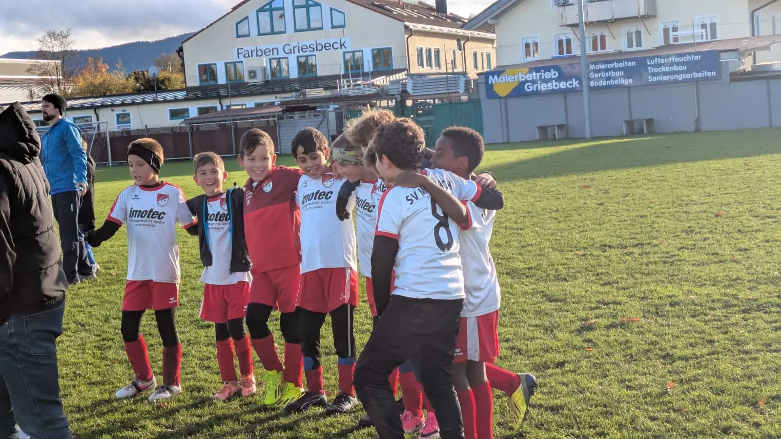 Spieler der E3 des SV Miesbach stehen nach dem Sieg gegen den FC Deisenhofen Arm in Arm auf dem Rasen