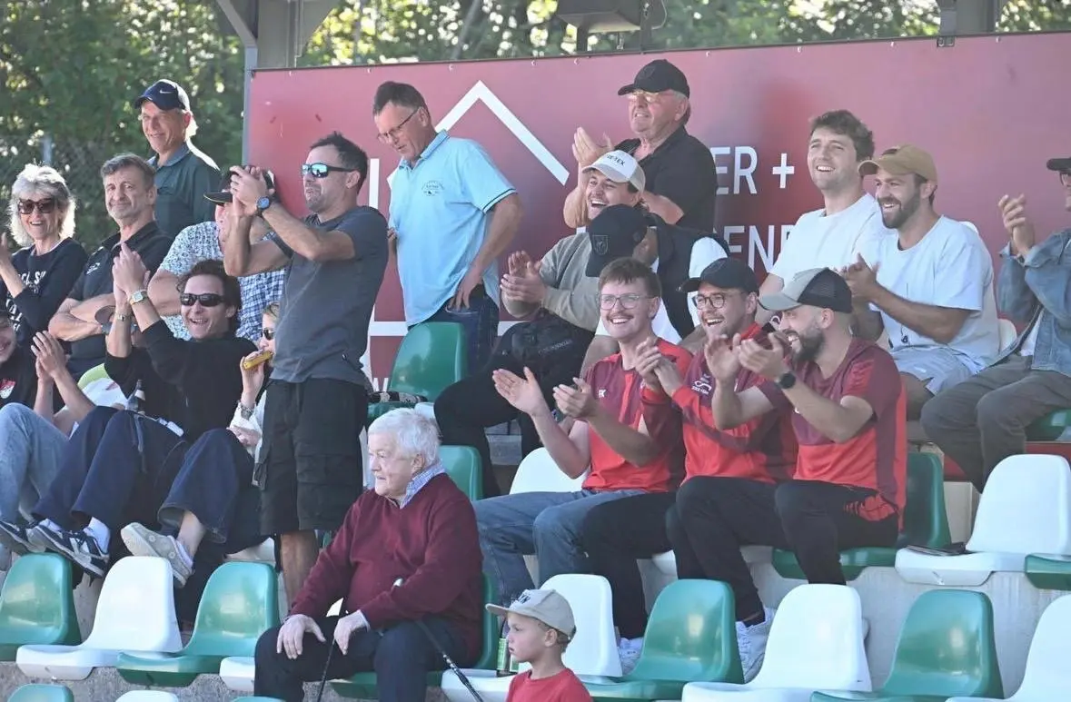 Fans des SV Miesbach applaudieren auf der Tribüne am Windfeld