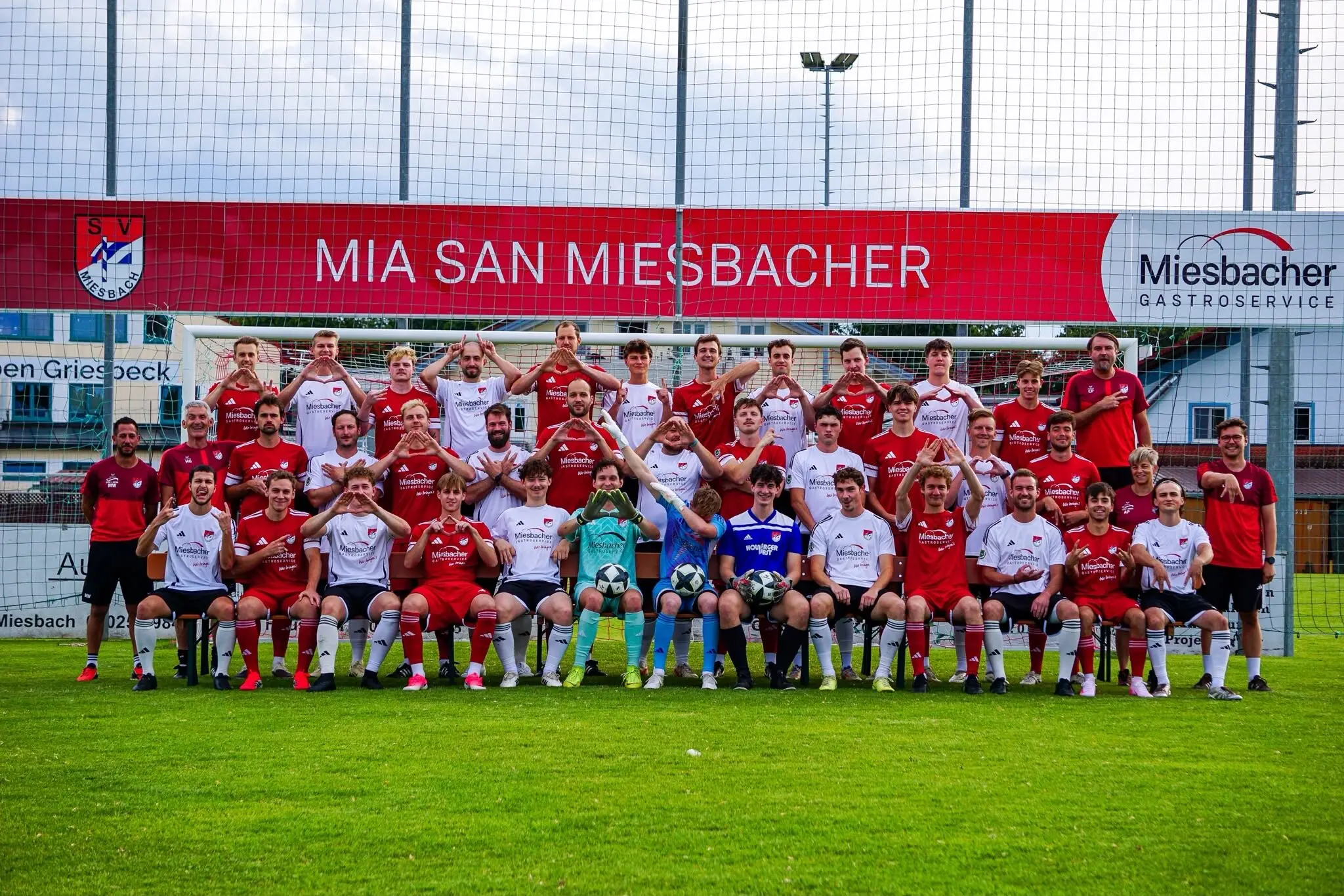 Mannschaftsfoto der Herren des SV Miesbach vor dem Banner „Mia san Miesbacher“