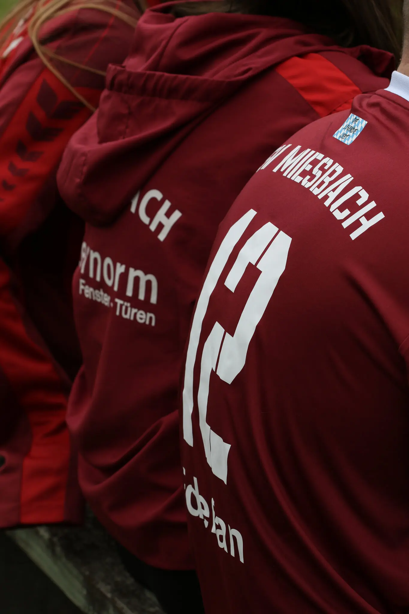 Rückennummer 12 auf dem roten Trikot des SV Miesbach in Nahaufnahme